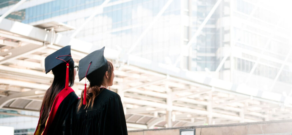 Lulusan freshgraduate mencari training untuk karir